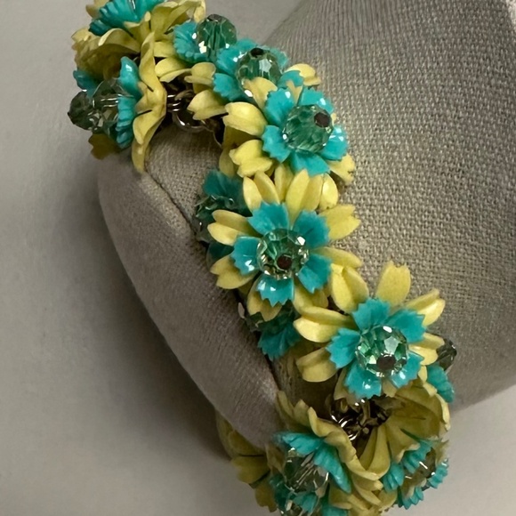 DANNY POLLAK - Playful Floral Bracelet in Yellow and Deep Turquoise Blue - Picture 9 of 13